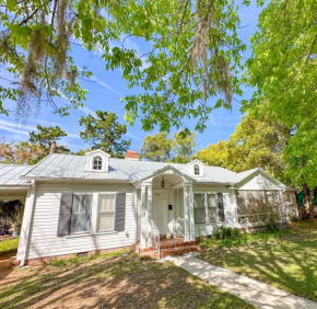 Adorable 1920s home near UF stadium sleeps 10